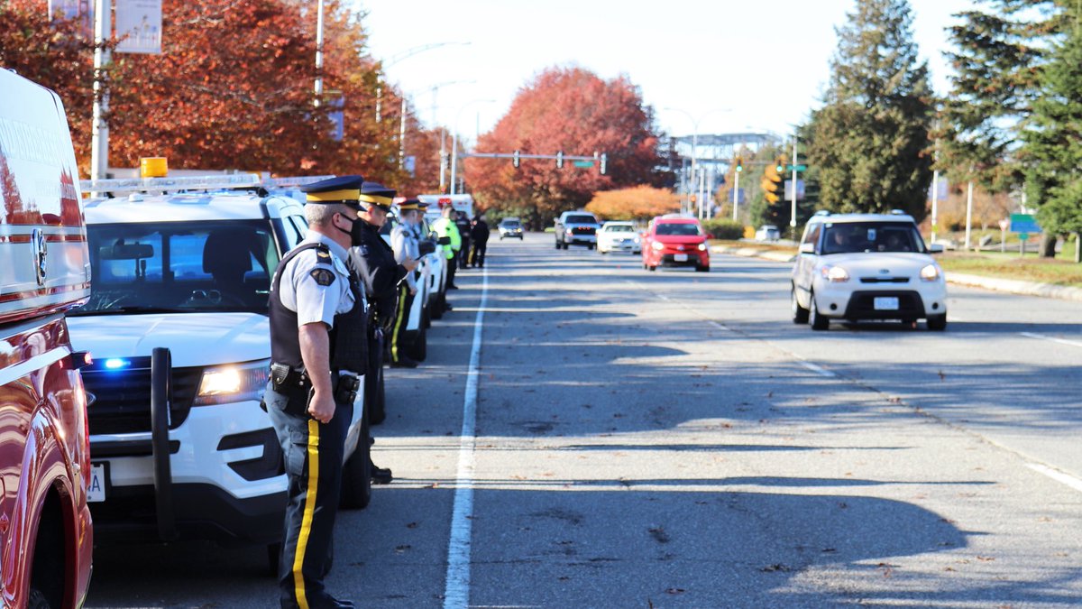 DFO_IFO's tweet photo. .@CBP Preclearance Vancouver proud to join our Canadian Law Enforcement and First Responders in procession of an RCMP officer who passed away during training. The procession took place outside Vancouver International Airport.
#preclearance #yvrairport #rcmpfamily #lawenforcement https://t.co/VEyiTnQK91