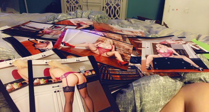 All night photo signing session of some of y&rsquo;all&rsquo;s favorite photos ever!!! First dibs to those on my<a href="/tag/roadtrip"class="tags"><span>#roadtrip</span></a><a href="/tag/flashing"class="tags"><span>#flashing</span></a>