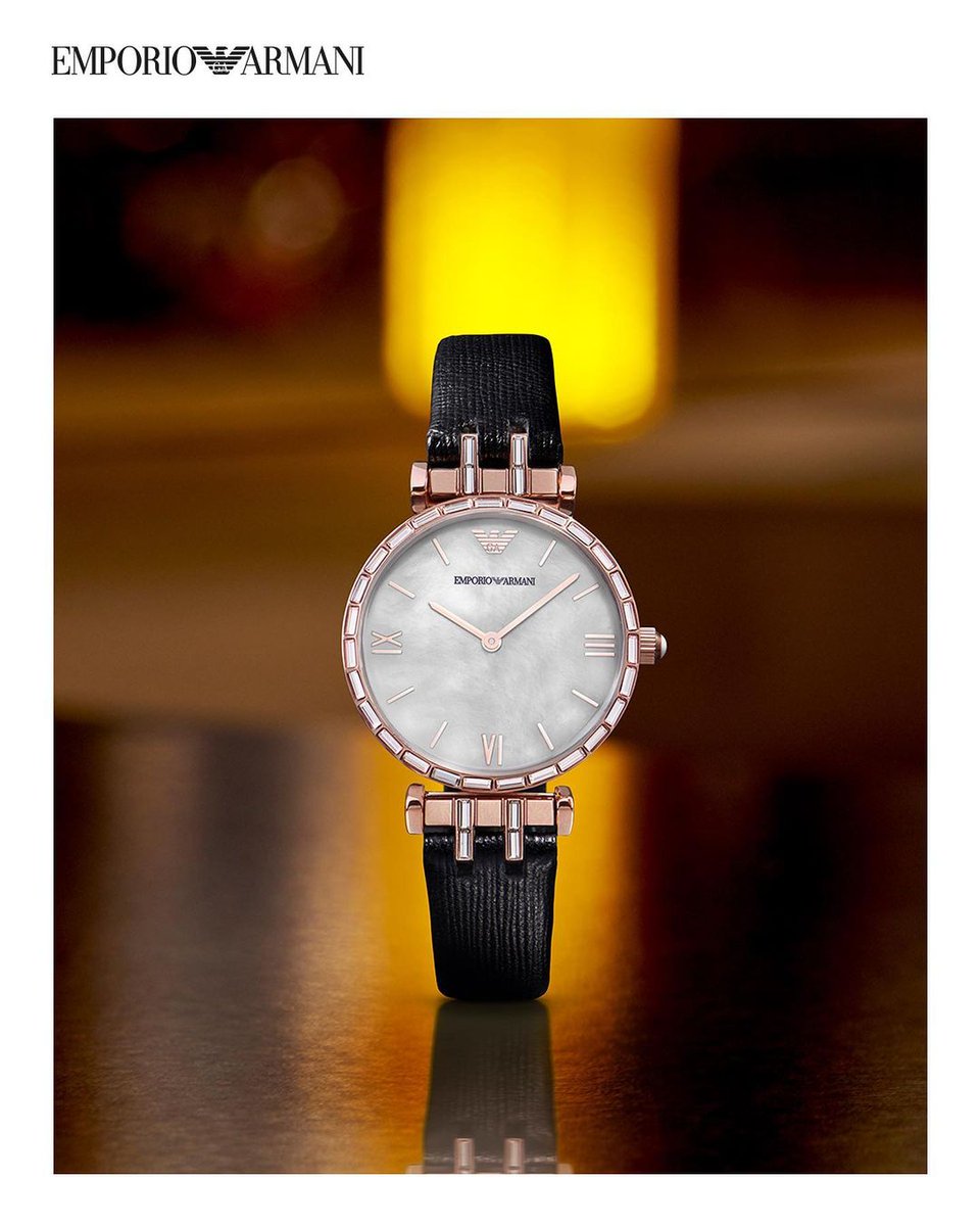 ARMANI_JAPAN's tweet photo. ホリデーシーズンに手元を華やかに彩る #EAWatch 。
https://t.co/XQ7XMFle8V
#EmporioArmani https://t.co/d7NbZgAt1F