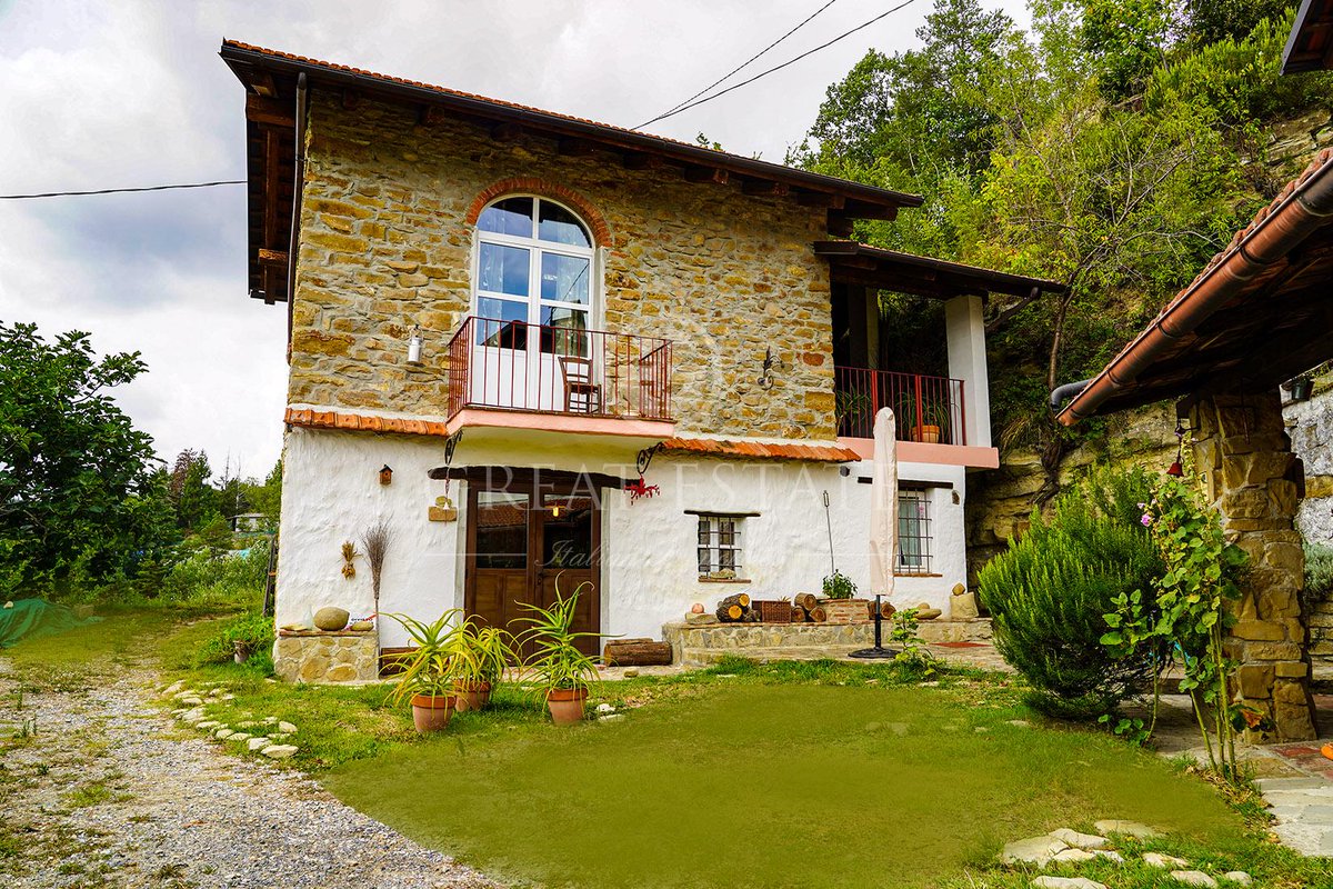 italymagpropert's tweet photo. For sale in #Piedmont. This property is located in a splendid panoramic position, with a charming view of the surrounding countryside. https://t.co/LUFeKIKy9A https://t.co/bP8X0wCZvP