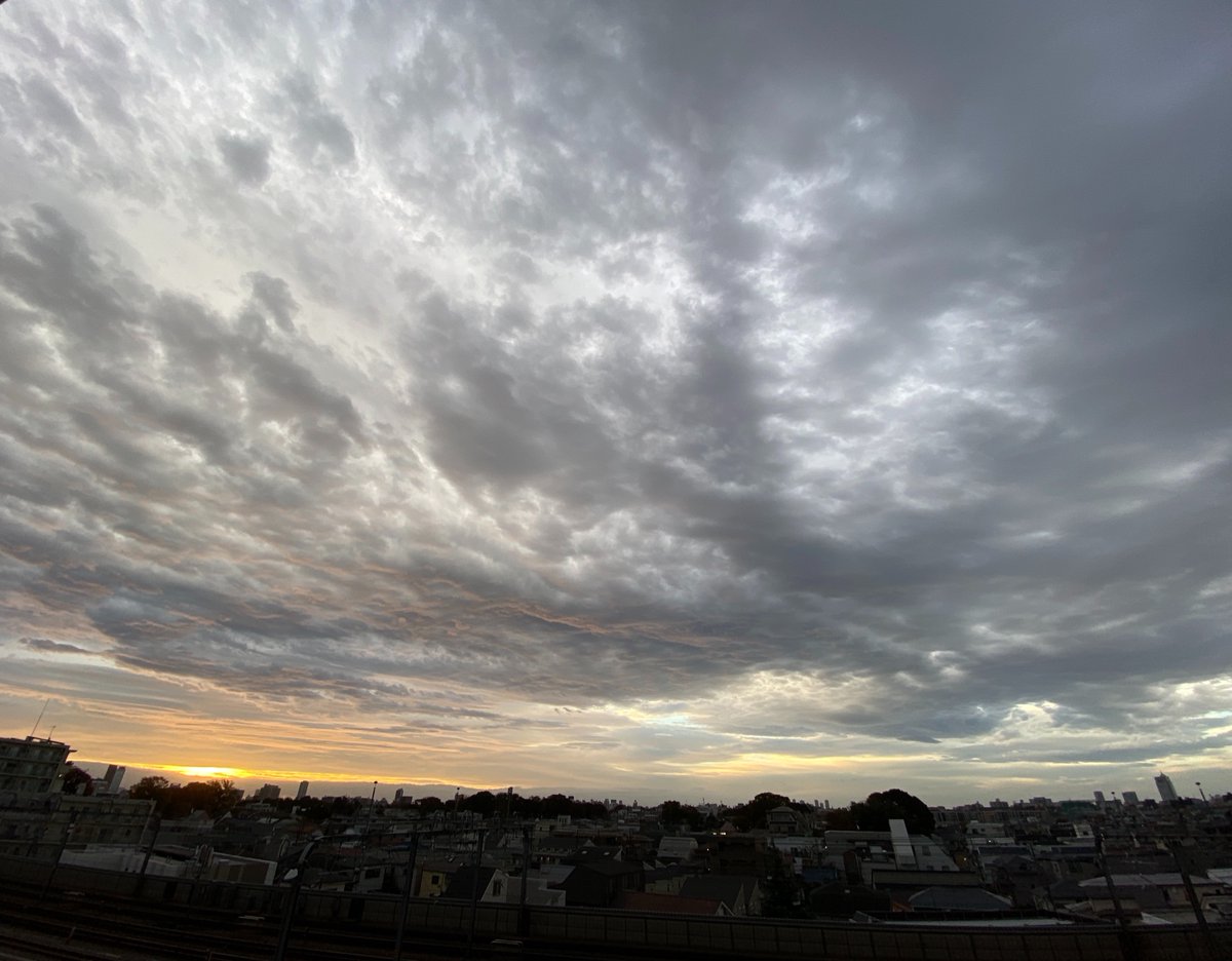 matirderingo's tweet photo. 風が強く、雲も近く、気圧も高い、、
毎日違う1日、こんな日もあるよね
心穏やかに、元気だしておはようございます https://t.co/qoTaq3OtyU