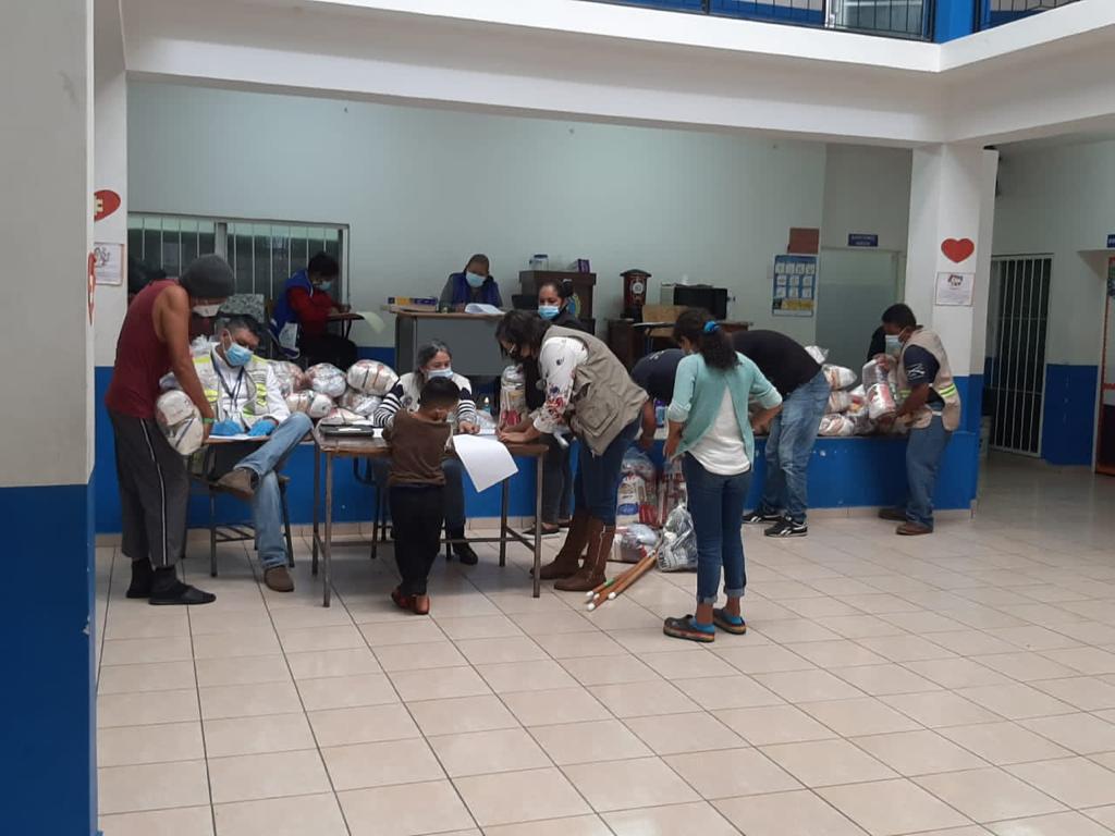 #AlberguesDC #AtenciónaEmergencias #Línea100 
Once familias más (44 personas), alojadas en el albergue del kínder Jesús Jireh de la colonia Nueva Oriental, recibieron este jueves la bolsa municipal de alimentos por parte de la Alcaldía del... 

Ver más en: facebook.com/42157401132221…