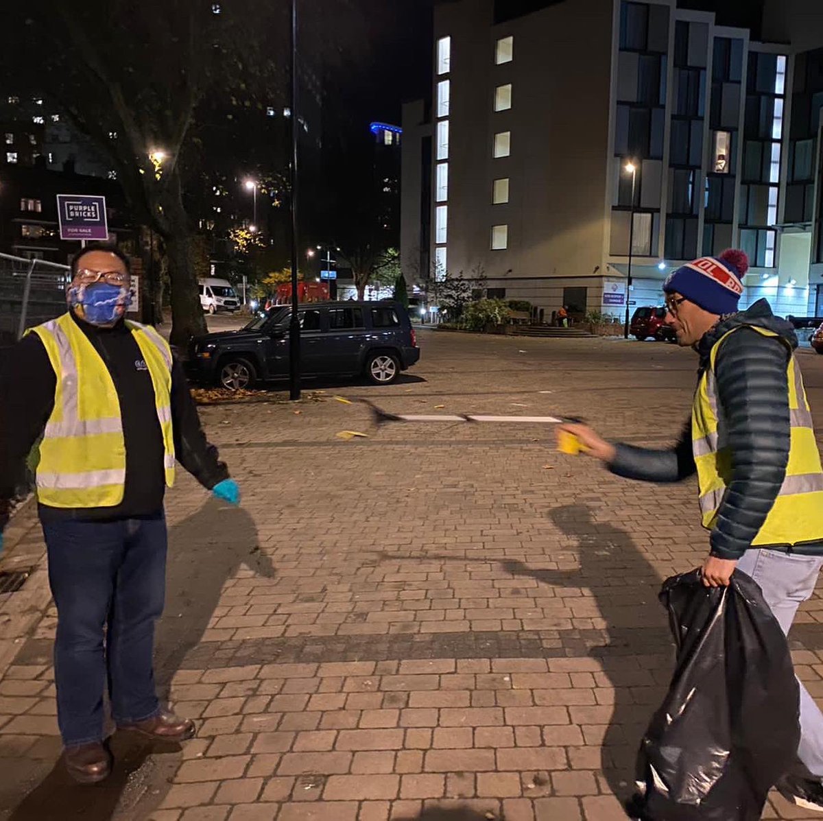 RootsStreetTeam's tweet photo. Whilst we’ve been working with amazing local charities throughout COVID to support where we can, last week was our first week back as a full Roots team. We were at Champions Square again tonight serving hot meals and drinks. It’s good to be back! Thank you to our volunteers 💙 https://t.co/OEm55AftRS