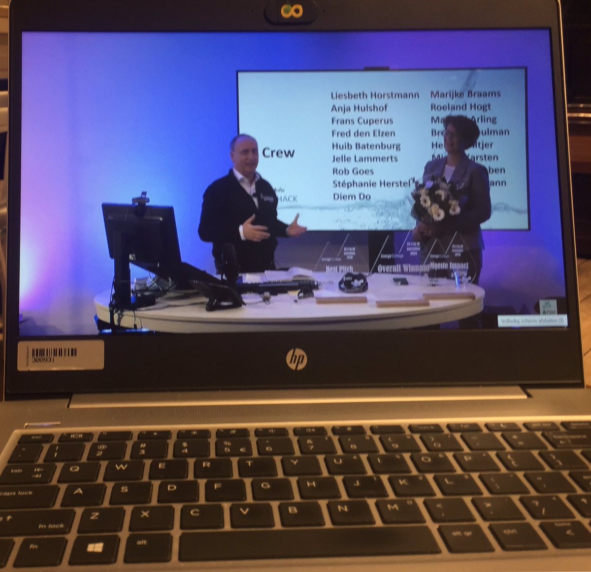 Terechte complimenten uitgesproken door #AdriWischman en daarnaast zijn er mooie #bloemen overhandigd aan <a href="/liesbeth_horstm/">Liesbeth H⭕rstmann</a> van <a href="/DrentheCollege/">Drenthe College</a> voor de door haar super georganiseerde #hackathon <a href="/WTHackathon/">What The Hackathon</a> #FPDhack #Gas2.0 <a href="/EnergyCollege/">Energy College</a>