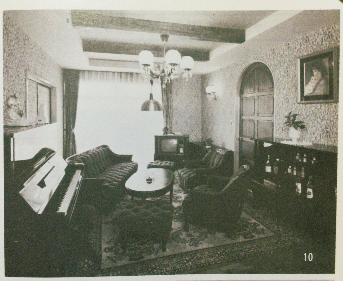 雑貨奥様 昭和48年初版 昭和50年4刷 梧桐書院 写真とイラストでみる住宅シリーズ 家具と収納部のまとめ方 より 重厚なリビングセットのある広い居間 です 昭和の憧れ 応接間 ですね これはきっとお金持ちのおうちに違いない 昭和レトロ