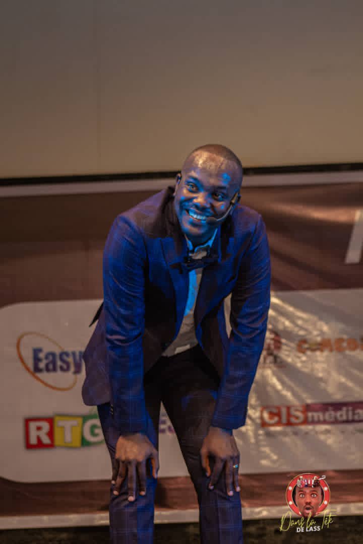 lancineofficiel's tweet photo. Quand tu prends toi même du plaisir sur scène 
#danslatetedelass #humourAfrique #comedie #Guinea #originart #ccfg https://t.co/ec9ls26iBz