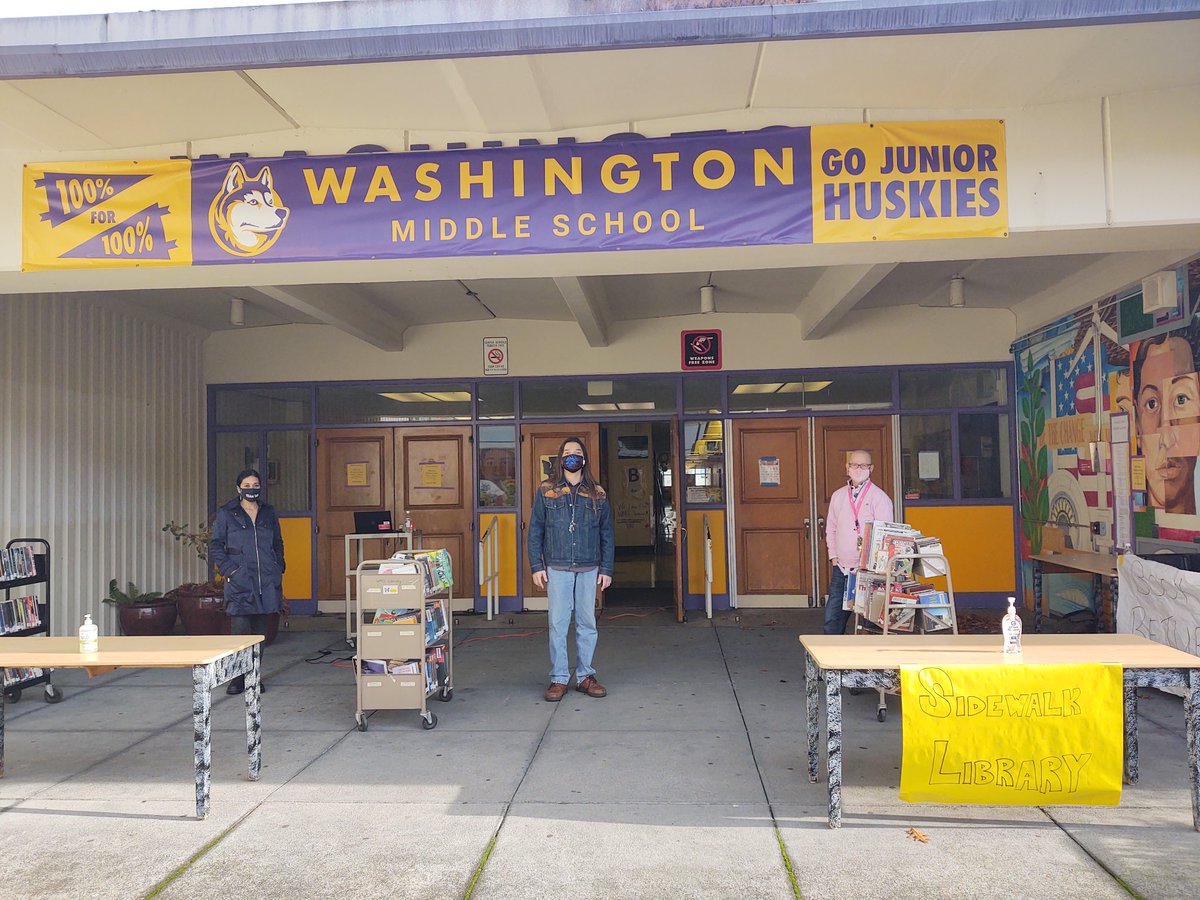 thatsmsdarcy's tweet photo. The early crew set up for #librarycurbside at WAMS. It was a delight to talk books with so many students. Nice work, everyone! #spsconnects #read #seattlesuperreaders https://t.co/ZZkG1QhcHC