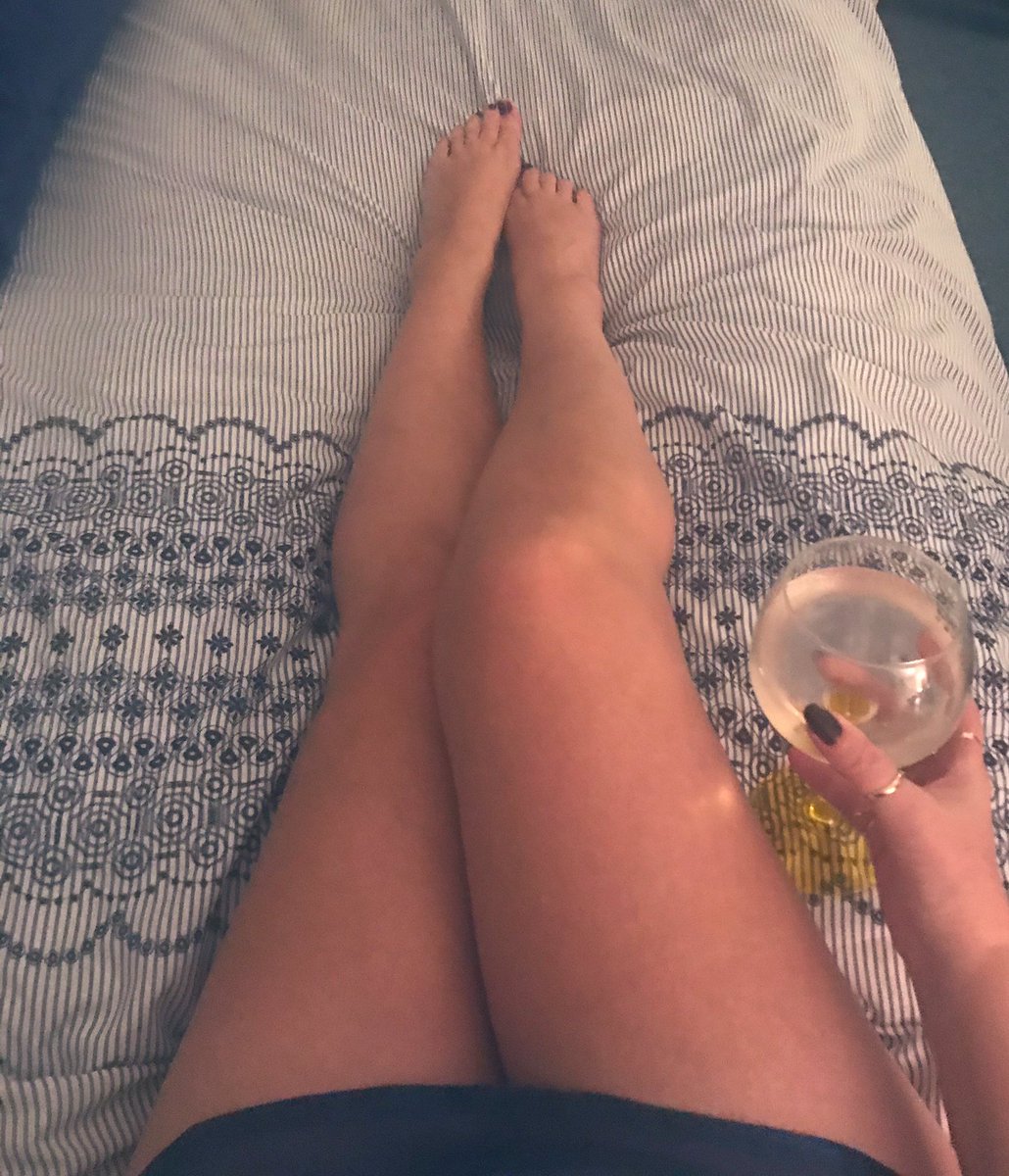 Music_Kitts's tweet photo. #StaySafe #StayHome 
Night night ~ Love Kitts 💋

🎵I'm feeling supersonic
Give me gin and tonic,
You can have it all but how much do you want it?

#LastOnePlaying from #KittsMix

Oasis - Supersonic 

https://t.co/KIjTQG0xT9 via @YouTube https://t.co/JwPufA4lrj