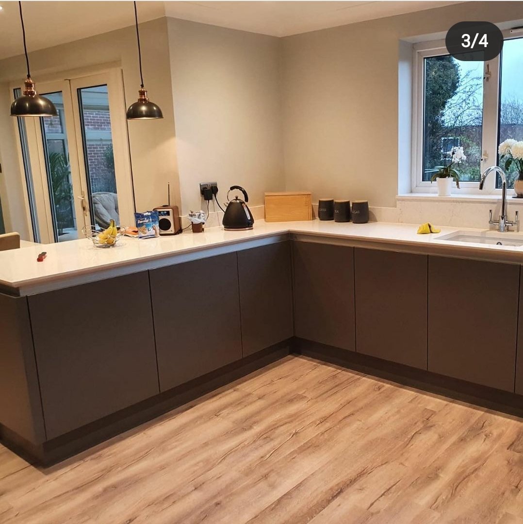 KBB_EALtd's tweet photo. 🤩 Customer wanted a urban industrial feel and we think this has been delivered 👌🏻😍#kitchendesign #handlelesskitchen #crownimperialkitchen #decoglaze #glasssplashback #fakebricktile #crlquartz #quartz https://t.co/CcTUCFX13K