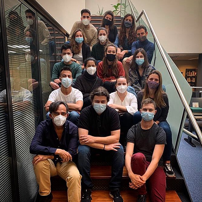 josuoki's tweet photo. Visita a @Eresbil con un grupo de alumnos y alumnas de Metodología de la investigación de máster de @musikenet . #Eresbil, una preciada herramienta para ls que desee empezar una investigación https://t.co/fb5meJY8JG aquí saldrán maravillosos proyectos... #josuokiñena #okiñena https://t.co/FSRfM9fU4j