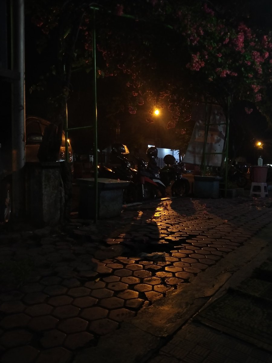 Nfiz20's tweet photo. Pikiranku membuat semalam terasa sepi.. 
#over https://t.co/npGJfp1AtC