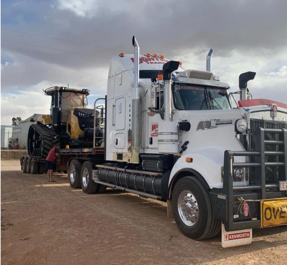 WSBDistributors's tweet photo. No challenge getting this Challenger MT743 &amp; Grizzly tiny disc to the NT thanks to the team at Nighthawk Transport
Thanks to Mic at Nt Hay Seed &amp; Grain Pty Ltd for the business! 
#WSB #Challenger #Tracktractor #NightHawkTransport #NT https://t.co/7N8cb8JVtb
