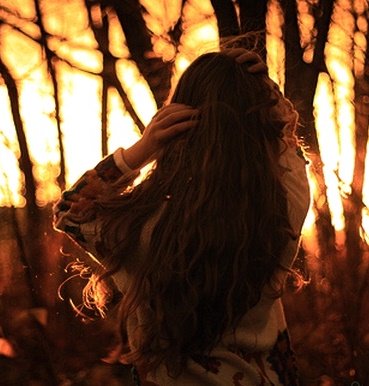 사랑하기에 붙잡을 수 없고
행복해지기 만을 바라는
가련한 처지의 애닳음만이 남아있어요.

단단한 체면의 껍질 깨지 못하고
아무것도 하지 못함에
자학만 하고 있어요.

사랑을 하고 싶었고
지금은 사랑때문에 울고 있어요.
♥사랑이 이리도 아픈건가요.♥