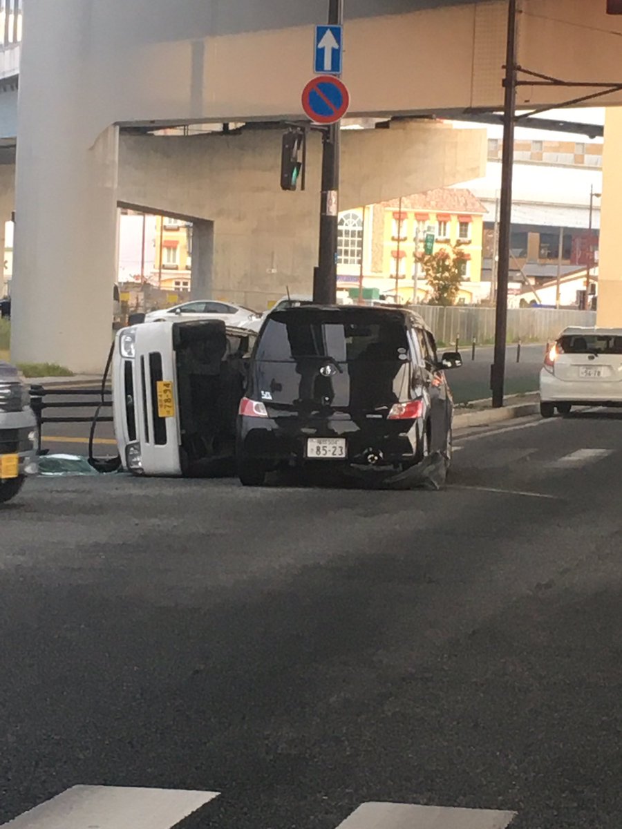 kiyo3desu's tweet photo. 西体育館前で車が転がっとる❗️

#福岡市西区
#西体育館前 https://t.co/kb49uV0WVX