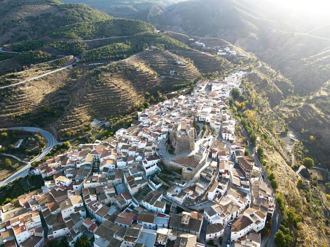 AlmeriaTrending's tweet photo. ❤️ Otro claro ejemplo de la belleza de los pueblos de #Almería... 🕵️‍♀️ ¿Reconoces de qué pueblo se trata así visto desde el aire? 

📸 de @mark_kts

#almeriatrending #almeria #pueblosdeespaña #pueblosconencanto #andalucia #rinconesconencanto #pueblosmagicos #almeeisturismo https://t.co/QKCBlHXGt2