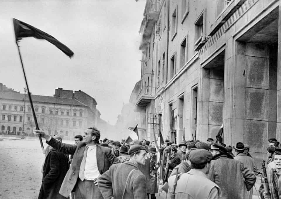 Imagine if the J Edgar Hoover building had been taken over by an armed militia. How would the US react?Well, here is a photo of the armed militia taking over the headquarters of the Hungarian Special Police.