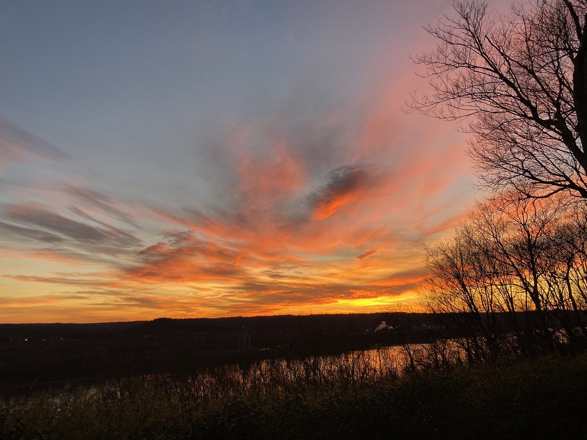 KathyLawler's tweet photo. Another stunner. #ohioriver #cincyskies #lookup https://t.co/AyQvXM2fCL