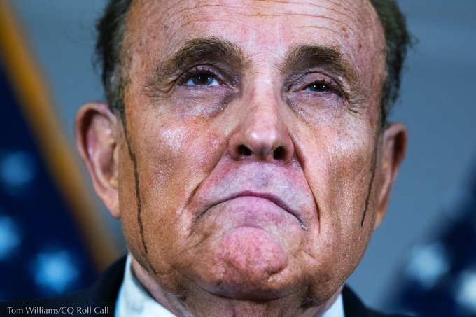 sergiopinto87's tweet photo. @realDonaldTrump: I'm going to win US elections again, I swear on @RudyGiuliani's hair!" 
#RudyGiuliani #DonaldTrump #AmericaDecides2020 #hair #MakeAmericaGreatAgain @JoeBiden #USA2020 https://t.co/IUq1ji0H9K