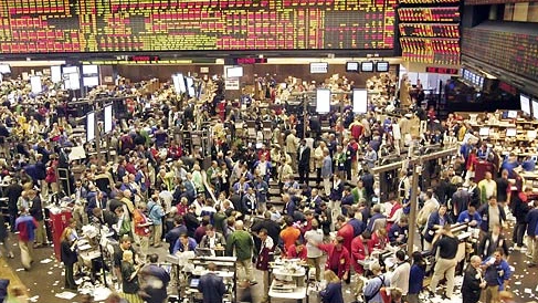 NTEcosystem's tweet photo. Open outcry trading in the #Chicago Board of Trade, 1990s. #ThrowbackThursday #CBOT #TBT #Trading #Investing #PitTrading #FloorTraders #OpenOutcry #Commodities #DayTrading https://t.co/wPghMOU3pp