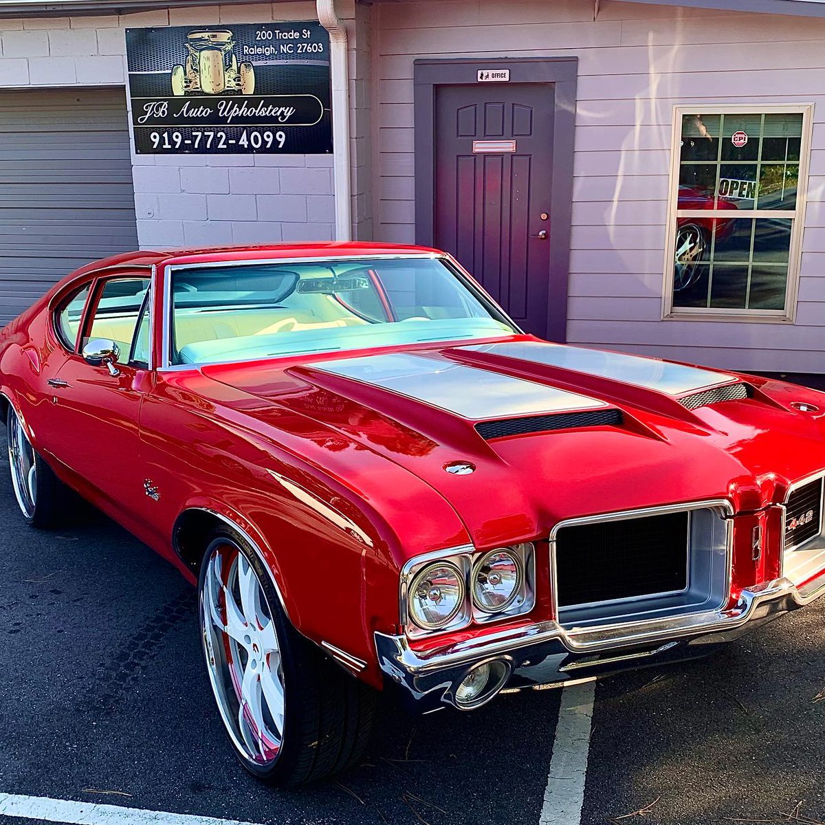 Classic Marshmallow vinyl looking so fresh and so clean thanks to JB Auto Upholstery, LLC in this 1971 Cutlass
•
•
•
#1971 #71cutlass #cutlass #oldsmobile #upholstery #custominterior #keystonbros