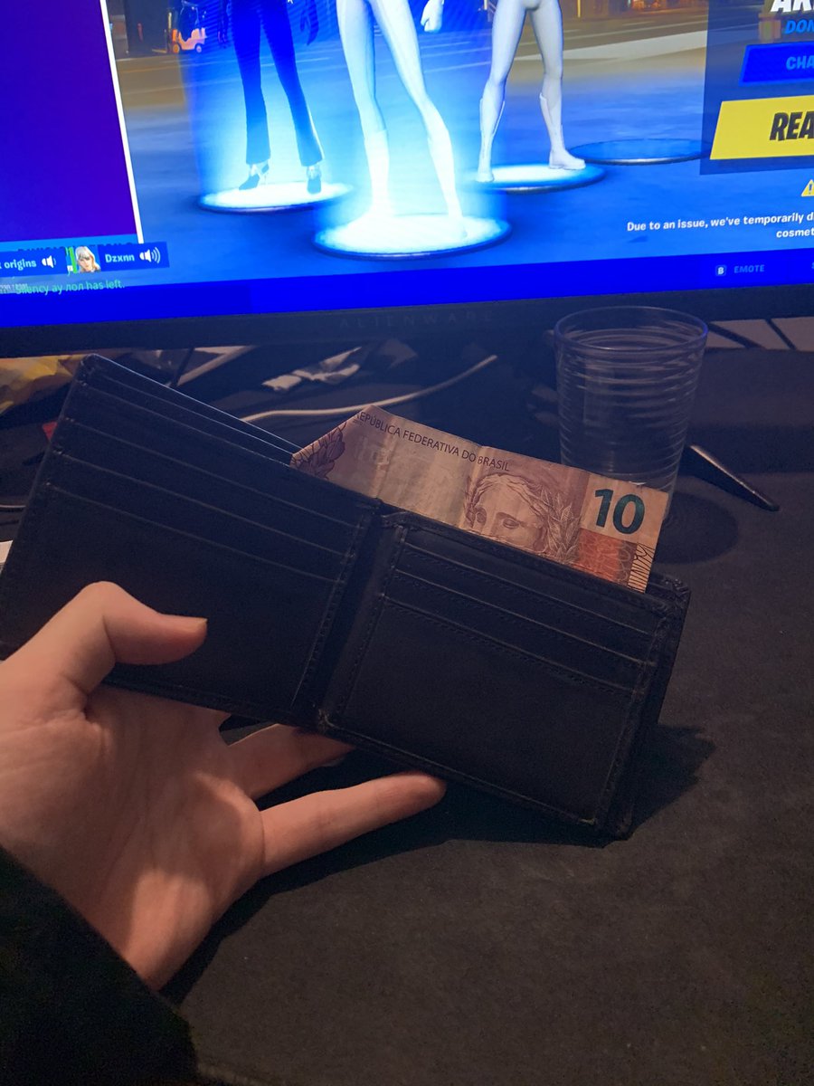 originsbtw's tweet photo. chego a grana da fncs , rlx q vc nunca vai ter tanta grana como eu bro 🤣🤣 #pisamesmo https://t.co/jkOFzV0m80