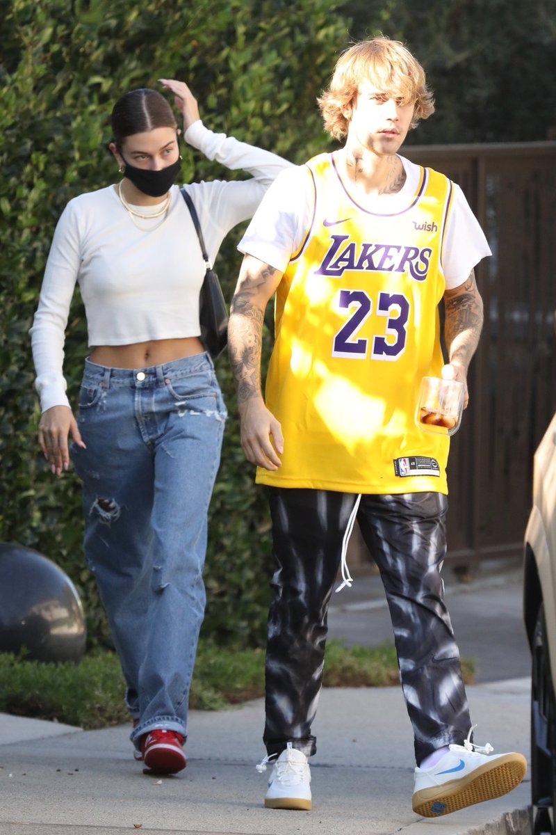 Hailey Baldwin CR Media na platformi X: „Hailey Bieber shopping in Beverly  Hills, California. (August 20, 2020)  / X