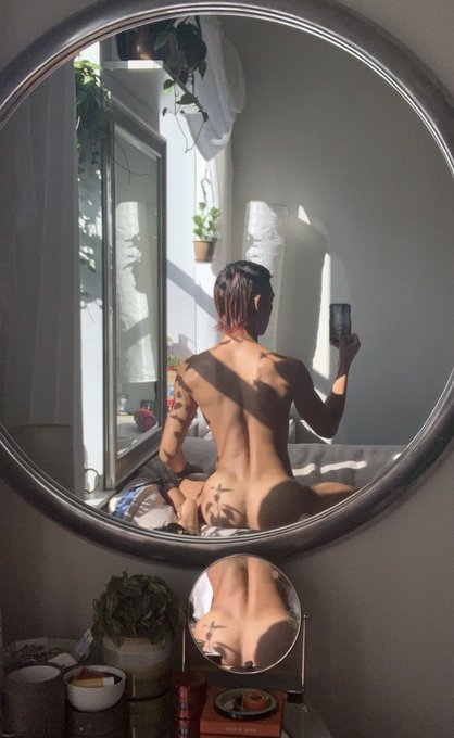 2 pic. don&rsquo;t usually watch my back cuz I know u got that covered ✨ https://t.co/pNEjSGZ53a