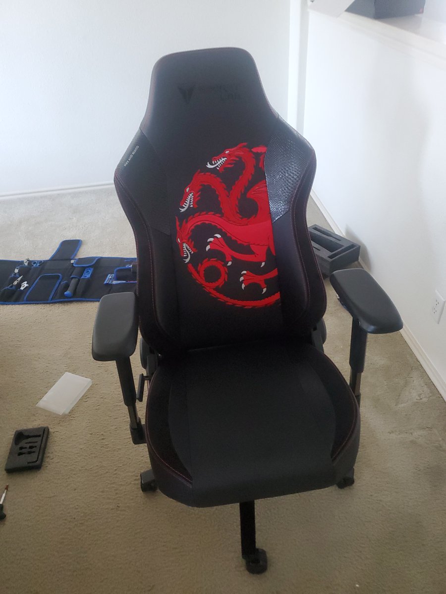 GorgethGG's tweet photo. Just got my #Secretlab chair in home I just bought. https://t.co/ycfLcJa1PT