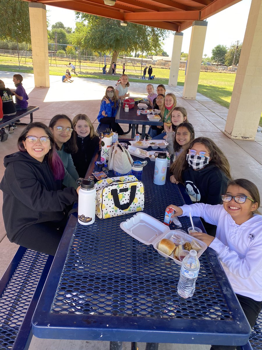 Mrs. Santa Cruz tweet media