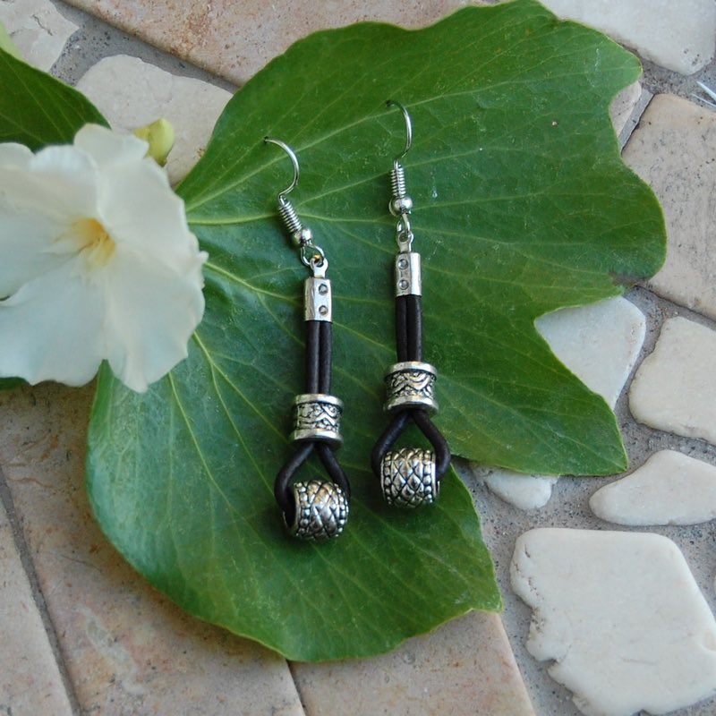 ManaDragonfly's tweet photo. Estos maravillosos pendientes se llaman “Taranis”, que significa “Trueno”. 
🟤 Están hechos con cuero natural y con enganche de plata ⚪️
👩‍💻Búscalos en nuestra web 
👉🏻https://t.co/I45TKq8tWl👈🏻
🚛 Recuerda que hasta el 29/11 gastos de envío gratuitos con código promocional “BF20” https://t.co/yUbytqSABu
