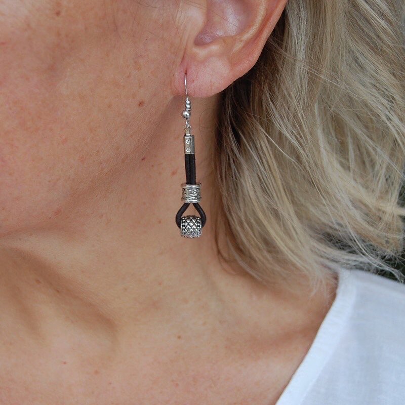 ManaDragonfly's tweet photo. Estos maravillosos pendientes se llaman “Taranis”, que significa “Trueno”. 
🟤 Están hechos con cuero natural y con enganche de plata ⚪️
👩‍💻Búscalos en nuestra web 
👉🏻https://t.co/I45TKq8tWl👈🏻
🚛 Recuerda que hasta el 29/11 gastos de envío gratuitos con código promocional “BF20” https://t.co/yUbytqSABu