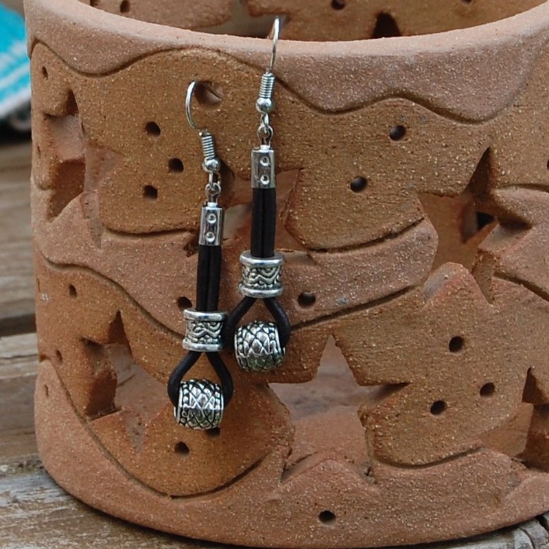 ManaDragonfly's tweet photo. Estos maravillosos pendientes se llaman “Taranis”, que significa “Trueno”. 
🟤 Están hechos con cuero natural y con enganche de plata ⚪️
👩‍💻Búscalos en nuestra web 
👉🏻https://t.co/I45TKq8tWl👈🏻
🚛 Recuerda que hasta el 29/11 gastos de envío gratuitos con código promocional “BF20” https://t.co/yUbytqSABu