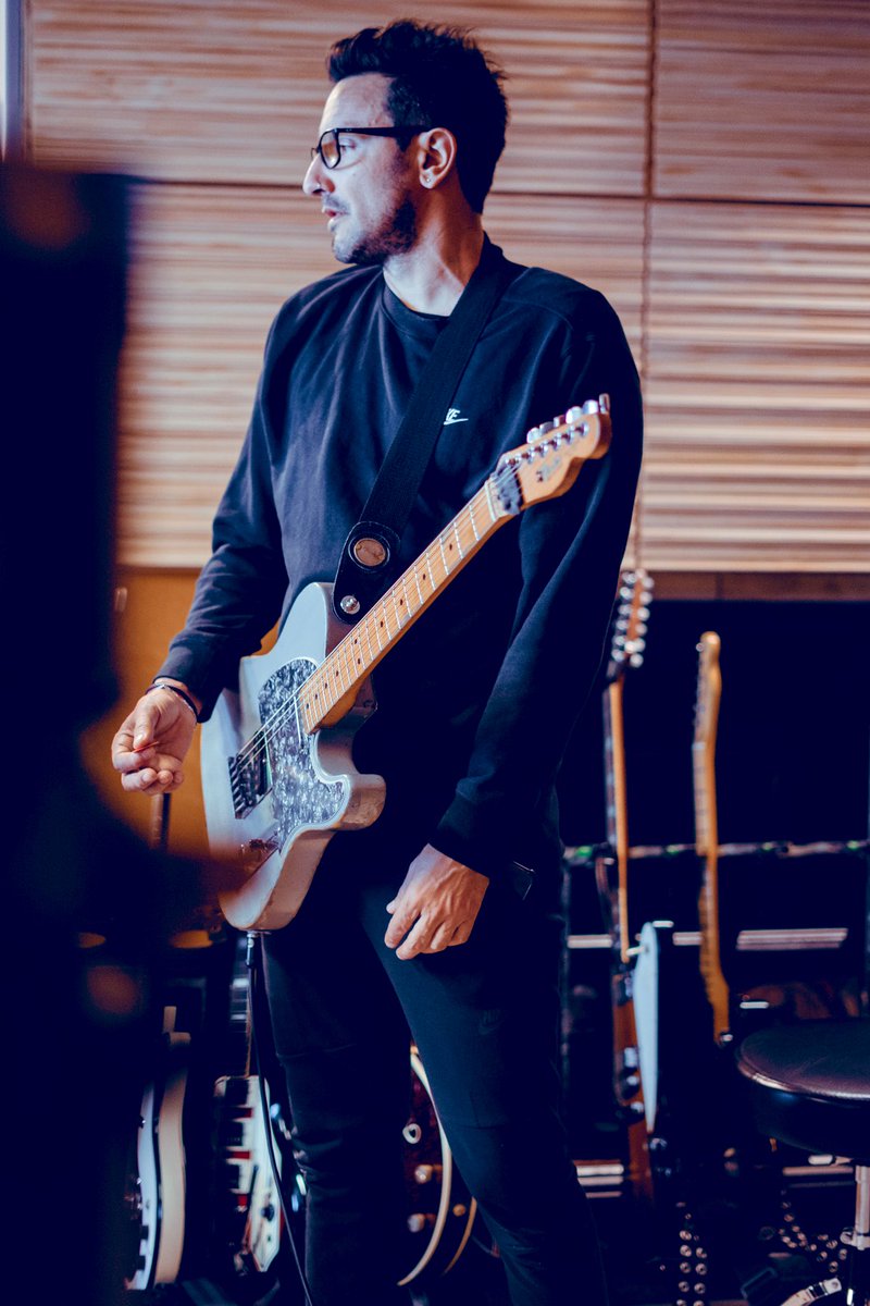 EGBrancciari's tweet photo. Amo esa guitarra❤️ Telecaster mexicana que compré en 1997, luego de que me robaran mi primera Fender. Le saqué la laca, la lijé, la pinté varias veces...🤦🏽 pero sigue sonando divino! Grabó, entre otras cosas, el Riff de “El Camino”. En el nuevo álbum la utilicé en “Con las Ganas” https://t.co/7L6SHq7iW3