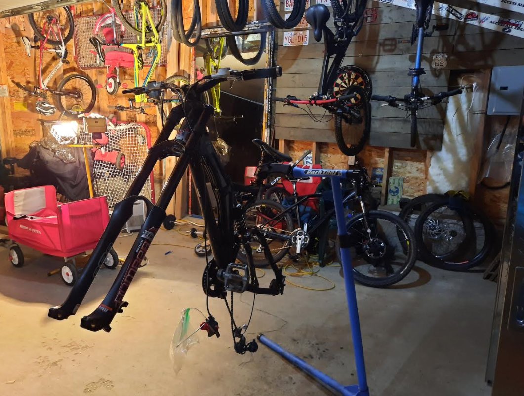 backalleytech's tweet photo. Well of course we do brake bleeds! Shimano, Avid, Magura, Hayes...bring it on! 🩸🩸🩸 https://t.co/FBxwosPHJ6