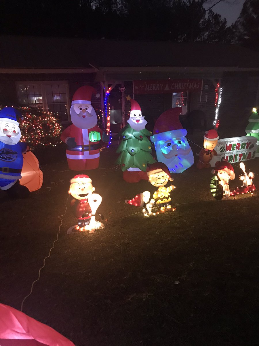 Dollarmillion11's tweet photo. Don’t ask if it’s to early to put up your Christmas decorations hell no it’s 2020 it’s never to early @alyssabflowers @Tusjck #Christmas2020 #donthate #Christmas #decerations   #HappyHolidays #AllIWant4Christmas https://t.co/GCys2DyVW4