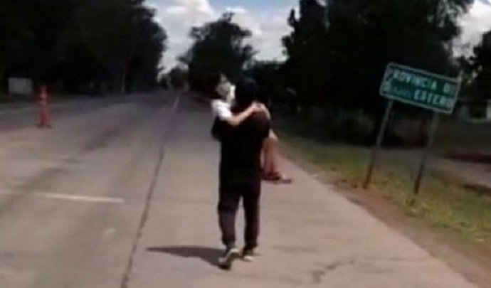 porquetendencia's tweet photo. "Santiago del Estero":
Porque informan que un padre cargó a su hija durante 5 kilómetros debido a que le negaban el ingreso a esa provincia https://t.co/KUwlbajH7O