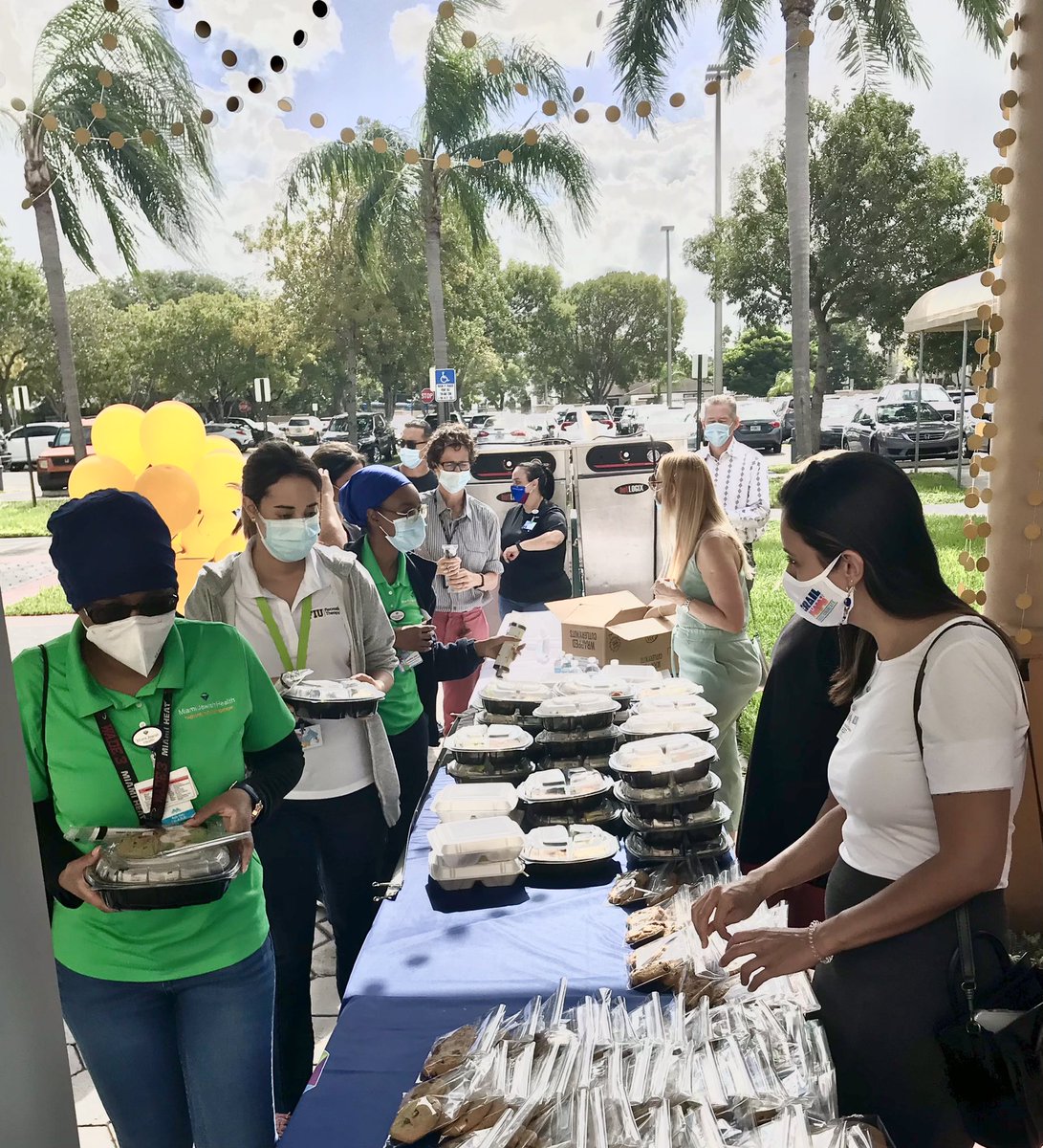 arielroman's tweet photo. Felicidades a nuestros héroes de la salud y al @MIAJewishHealth en su 80 aniversario! 👏🏼👏🏼👏🏼 Ellos son una bendición a la comunidad 🙏🏼  Es un gusto brindarles comidas junto a los @MiamiDolphins 🐬 #FoodReliefProgram 👍🏼
Gracias a todos q ayudaron! 🎁 Israel &amp; #GiveMiamiDay 🇮🇱🇺🇸 https://t.co/3Ce4A1XROw