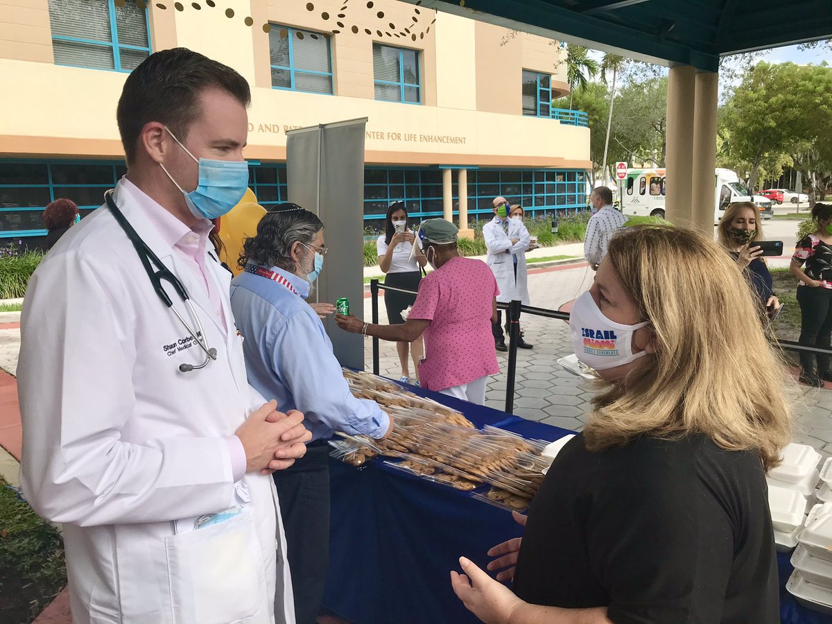 israelenmiami's tweet photo. Felicidades a nuestros héroes de la salud y al @MIAJewishHealth en su 80 aniversario! 👏🏼👏🏼👏🏼 Ellos son una bendición a la comunidad 🙏🏼 Es un gusto brindarles comidas junto a los @MiamiDolphins 🐬 #FoodReliefProgram 👍🏼
Gracias a todos q ayudaron! 🎁 Israel & #GiveMiamiDay 🇮🇱🇺🇸 https://t.co/gO6DxxkZie