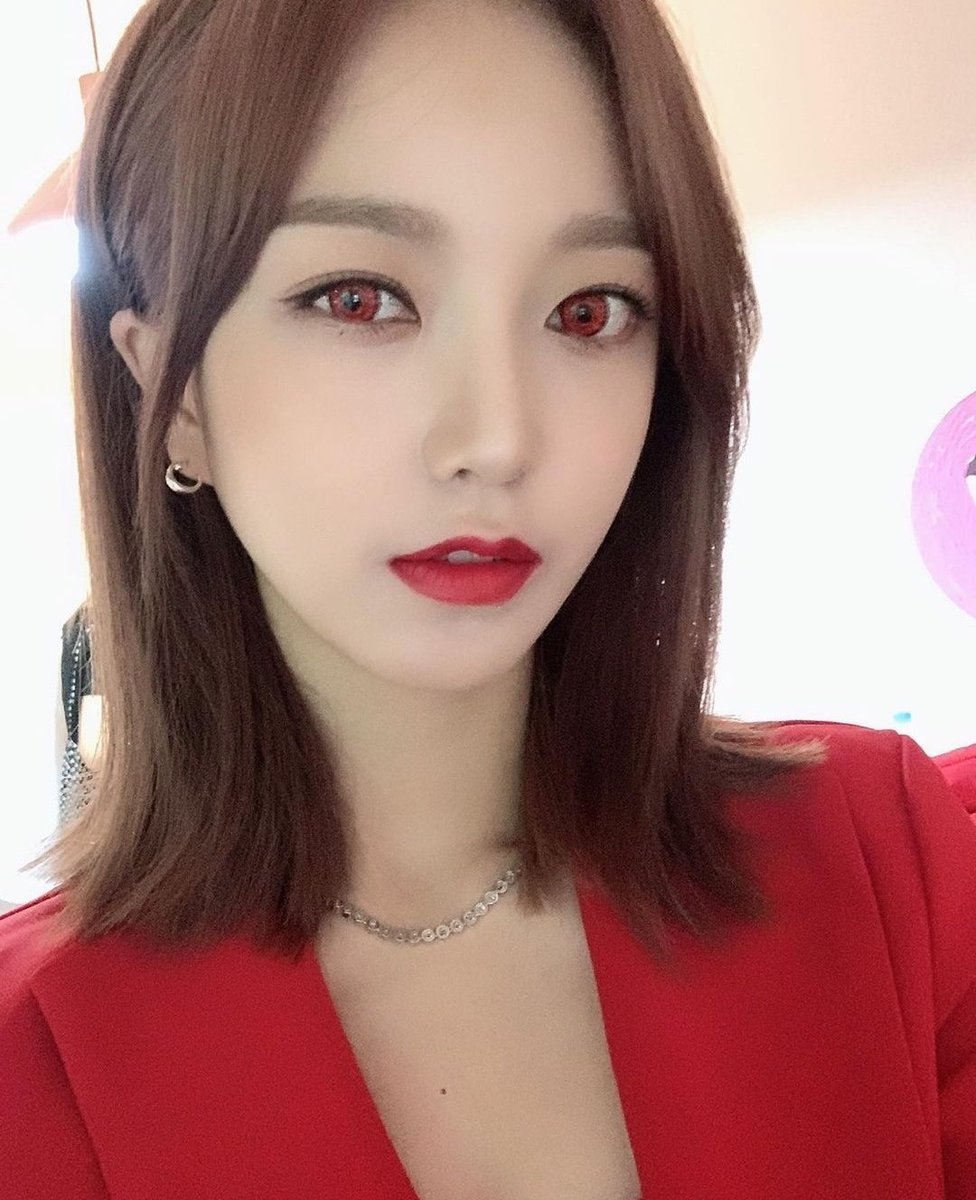 WITCH9S's tweet photo. Le rogué a la empresita pastelito que eligieran el mejor outfit para matchear el concepto icónico del #REDMARE1stCB, ya que por nada del mundo iba a perderme la oportunidad de desearles a happy #2MWREDMARE. Espero que mis ojitos rojos sean suficientes for #PEEK_A_MARE. 🤭🎀 https://t.co/j6wE1zdTDJ