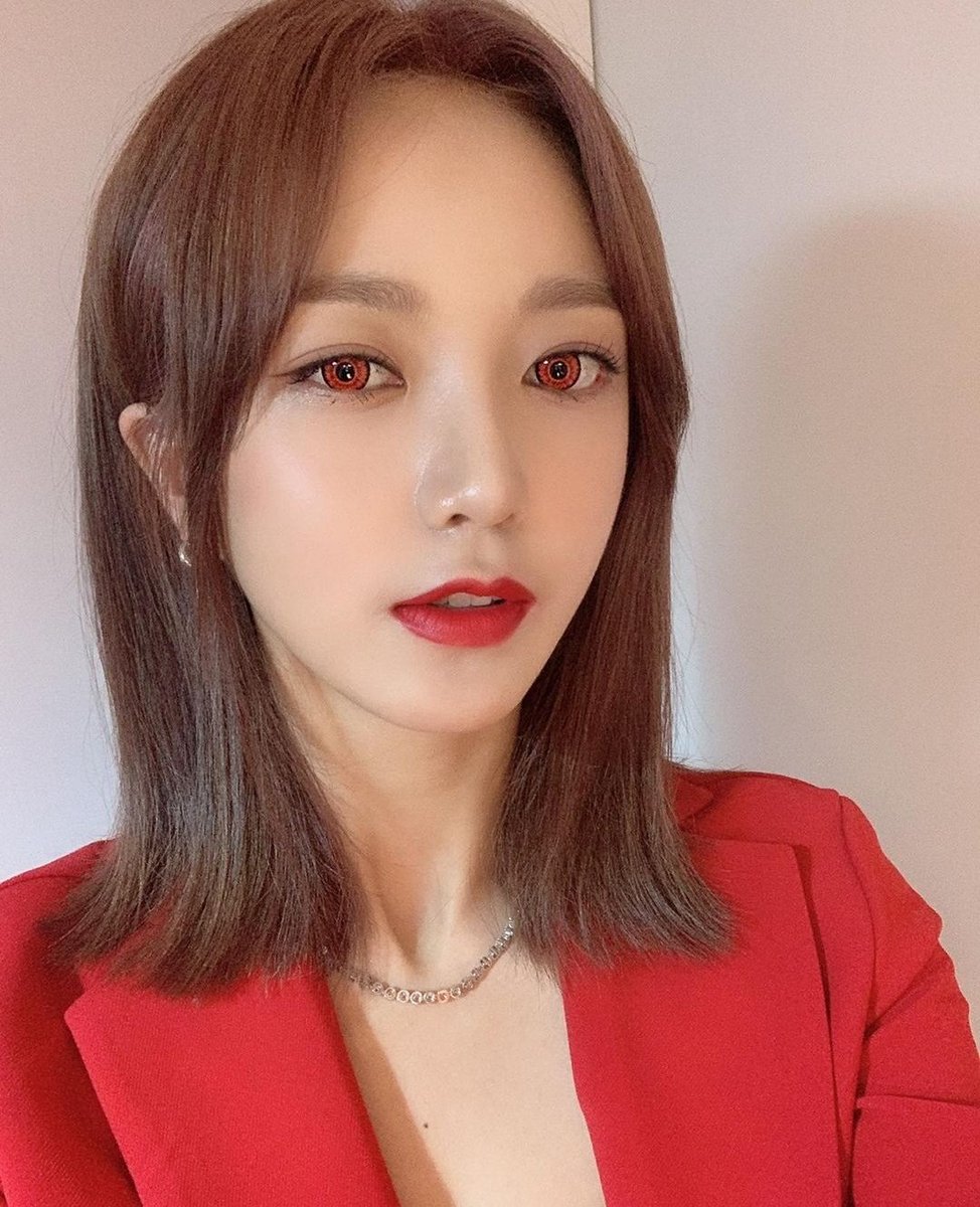 WITCH9S's tweet photo. Le rogué a la empresita pastelito que eligieran el mejor outfit para matchear el concepto icónico del #REDMARE1stCB, ya que por nada del mundo iba a perderme la oportunidad de desearles a happy #2MWREDMARE. Espero que mis ojitos rojos sean suficientes for #PEEK_A_MARE. 🤭🎀 https://t.co/j6wE1zdTDJ