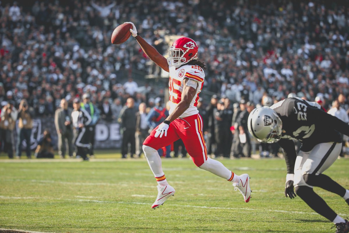 Chiefs's tweet photo. We almost forgot it's throwback Thursday 😅 https://t.co/VIfIrCCVVo