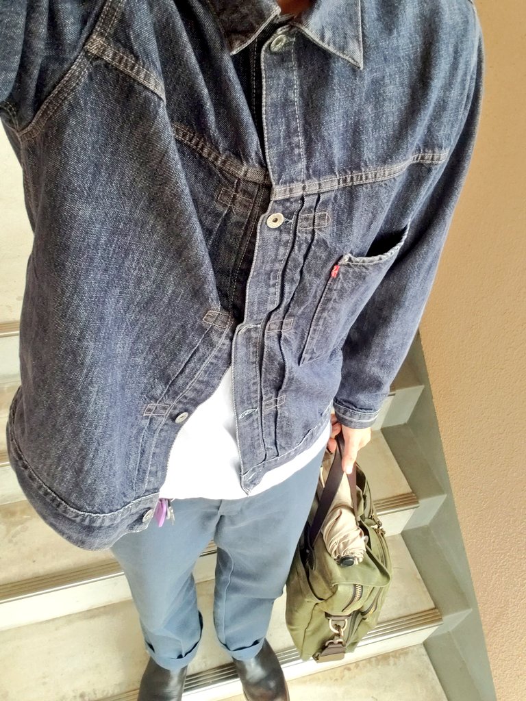 omokatasan's tweet image. おはようございます。
今日は大戦モデルで。
TCBじゃなくて本家Levi'sのユーロ企画
単ラン仕様は苦手なのでロング丈がありがたい。
レッドタブの位置などディティールは割りと忠実に再現。
ユーロ企画特有な青みの強い染色もお気に入りです。
優秀。

#levis 
#大戦モデル
#redwing2268
#Dickies