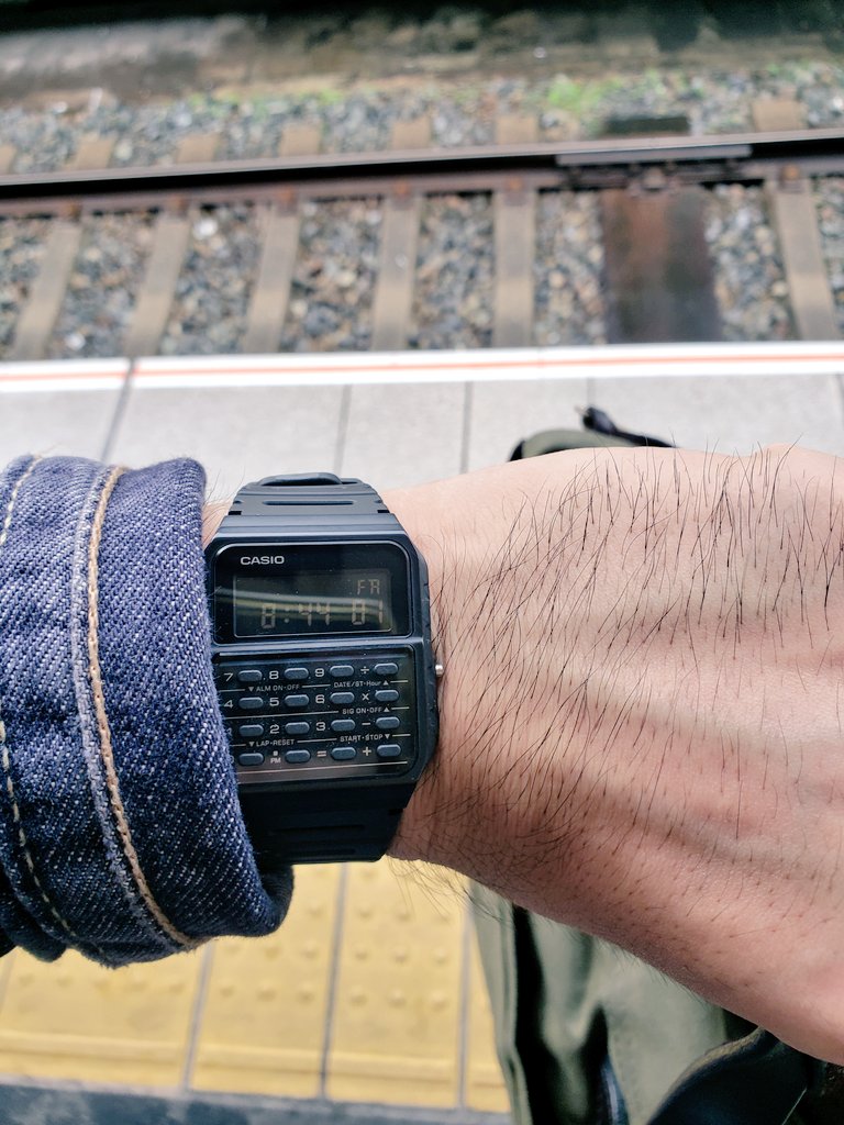 omokatasan's tweet image. おはようございます。
今日は大戦モデルで。
TCBじゃなくて本家Levi'sのユーロ企画
単ラン仕様は苦手なのでロング丈がありがたい。
レッドタブの位置などディティールは割りと忠実に再現。
ユーロ企画特有な青みの強い染色もお気に入りです。
優秀。

#levis 
#大戦モデル
#redwing2268
#Dickies