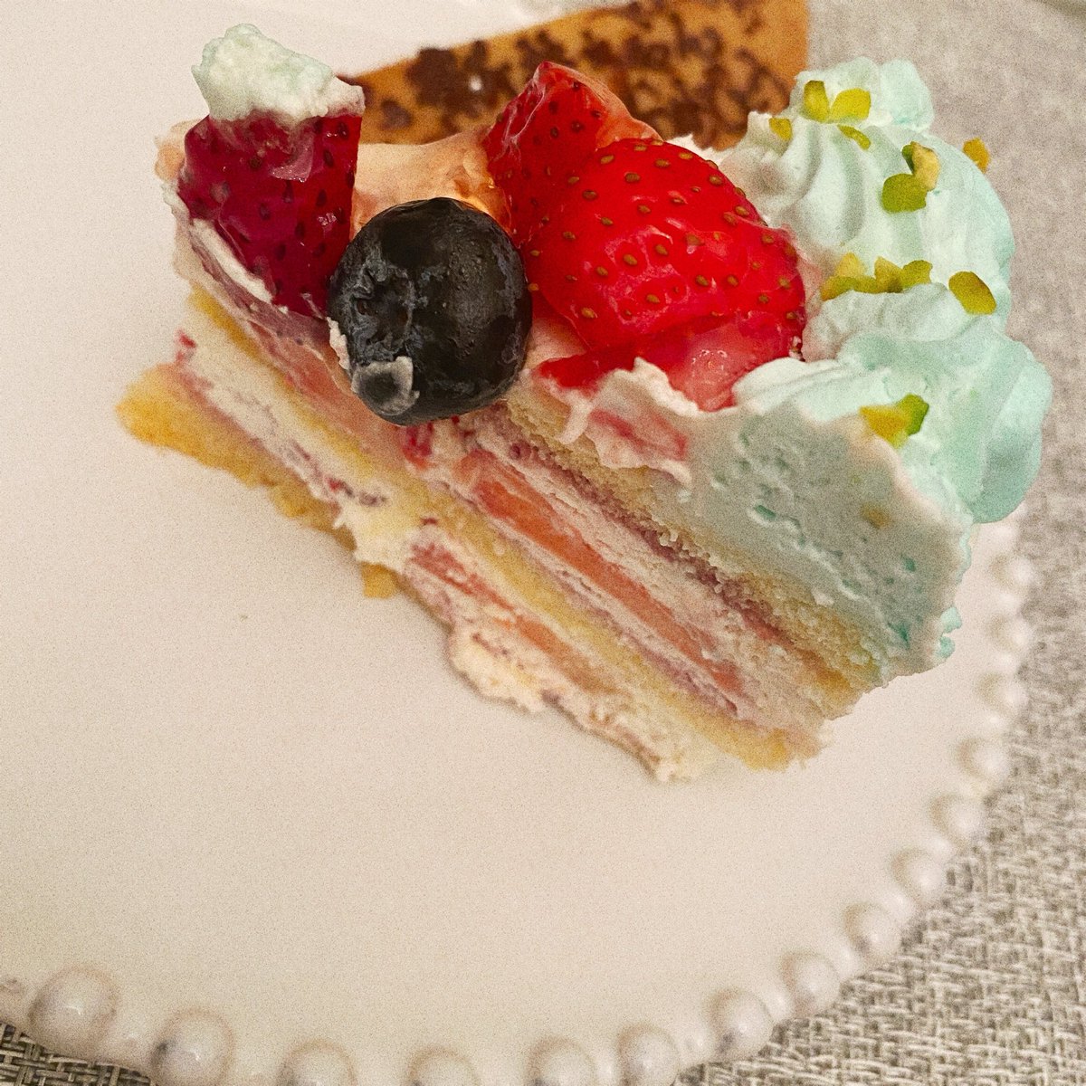 岡田ロビン翔子 おはようございます朝からケーキを食べるととてつもなく幸せな気持ちになっちゃうのでケーキって凄いです