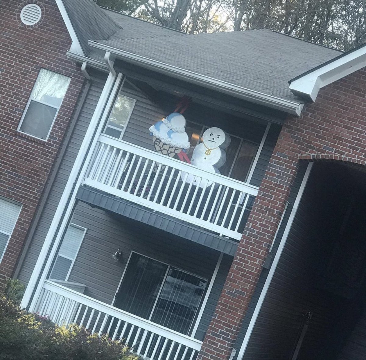 realdrealashay's tweet photo. It’s not a game, niggas in the partments right now preparing for gucci vs jeezy https://t.co/TMHmoehC92