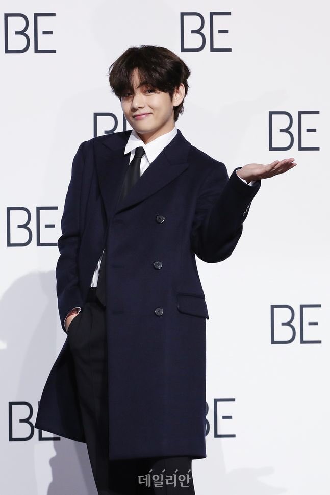 taehyungpic's tweet photo. 201120 - Global Press Conference #V 

#방탄소년단 #뷔 #방탄소년단뷔 #태형 #BTS #V #BTSV #taehyung #KimTaehyung @BTS_twt #BTS_BE #LifeGoesOn https://t.co/c14NYX2dE5