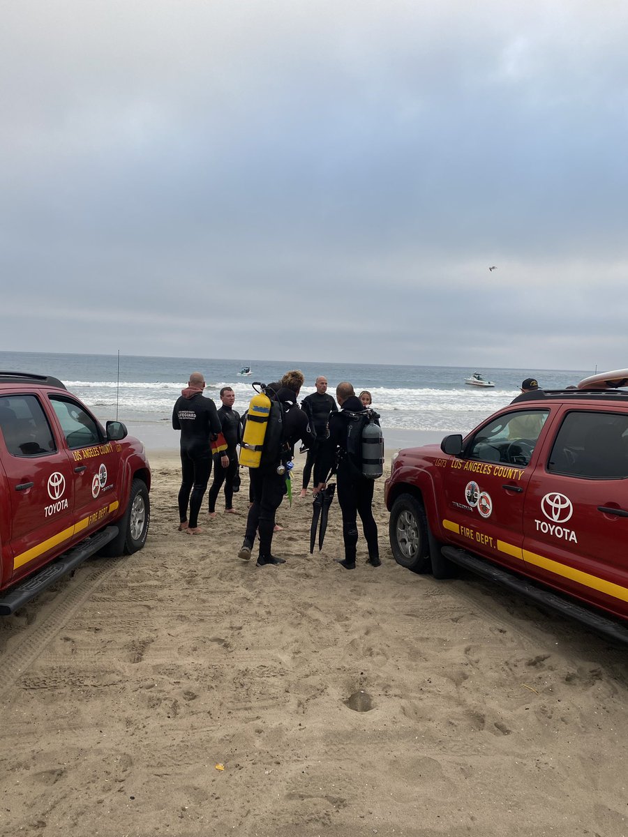 LACoLifeguards's tweet photo. @LACoLifeguards #DIVE1 is on-scene beginning subsurface search. https://t.co/NFQ2pFcFYb