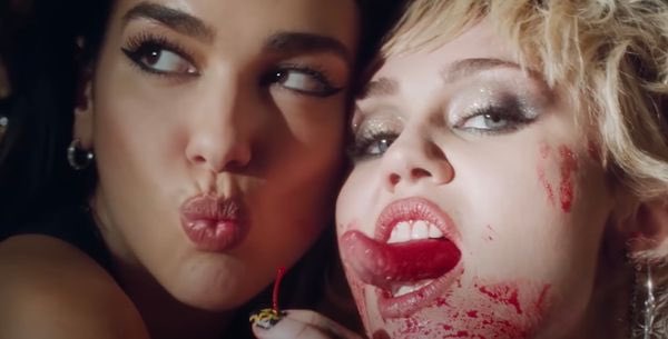 barbie_mp4's tweet photo. TOMARA QUE EU MORRA MESMO 😭😭😭 AMO TANTO VEI #MileyDuaPrisoner
#PRISIONER #PRISIONERTODAY https://t.co/6oymOLV5nN