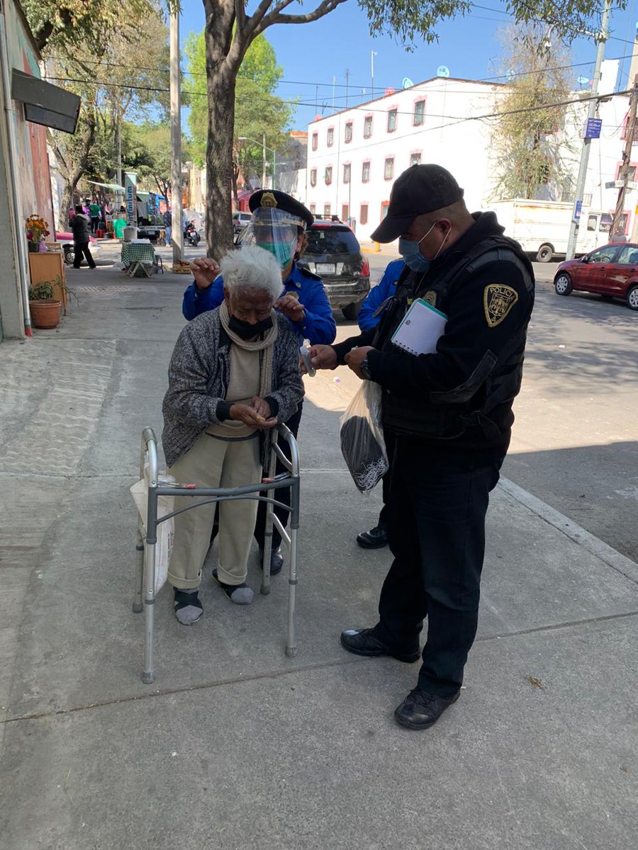 Todo nuestro agradecimiento a los equipos de #ParticipaciónCiudadana, #SeguridadEscolar y #PolicíaDeProximidad @SSC_CDMX que, junto al resto de las dependencias del @GobCDMX, se han desplegado #BarrioAdentro en la zona centro para atender a nuestrxs jóvenes 

#LaMejorPolicía 💪🏼🚔