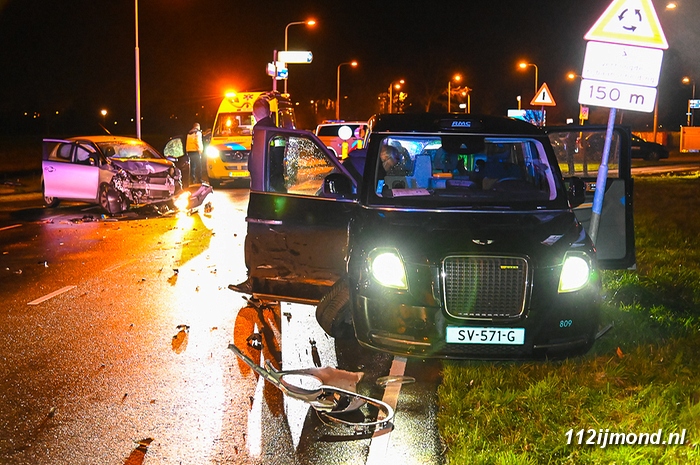 Nu online: Aanrijding tussen auto en taxi op Communicatieweg Heemskerk -..